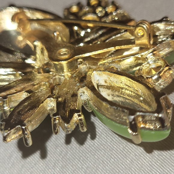 Brooch green and pink stones/gems with gold tone pin on back. - Picture 3 of 6